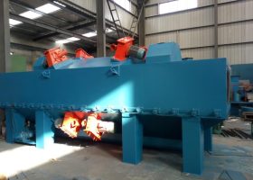 山西拋丸機：剛裝車完畢，將一臺鋼結構通過式拋丸機發(fā)往山西